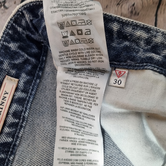 Guess 1981 Mom Skinny Women's Jeans 30W 29L Acid Wash Blue Tapered 80s Style - Picture 13 of 14